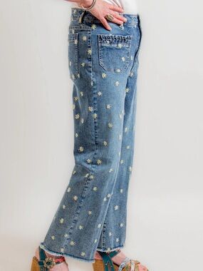 Tru Luxe daisy embroidered  jean